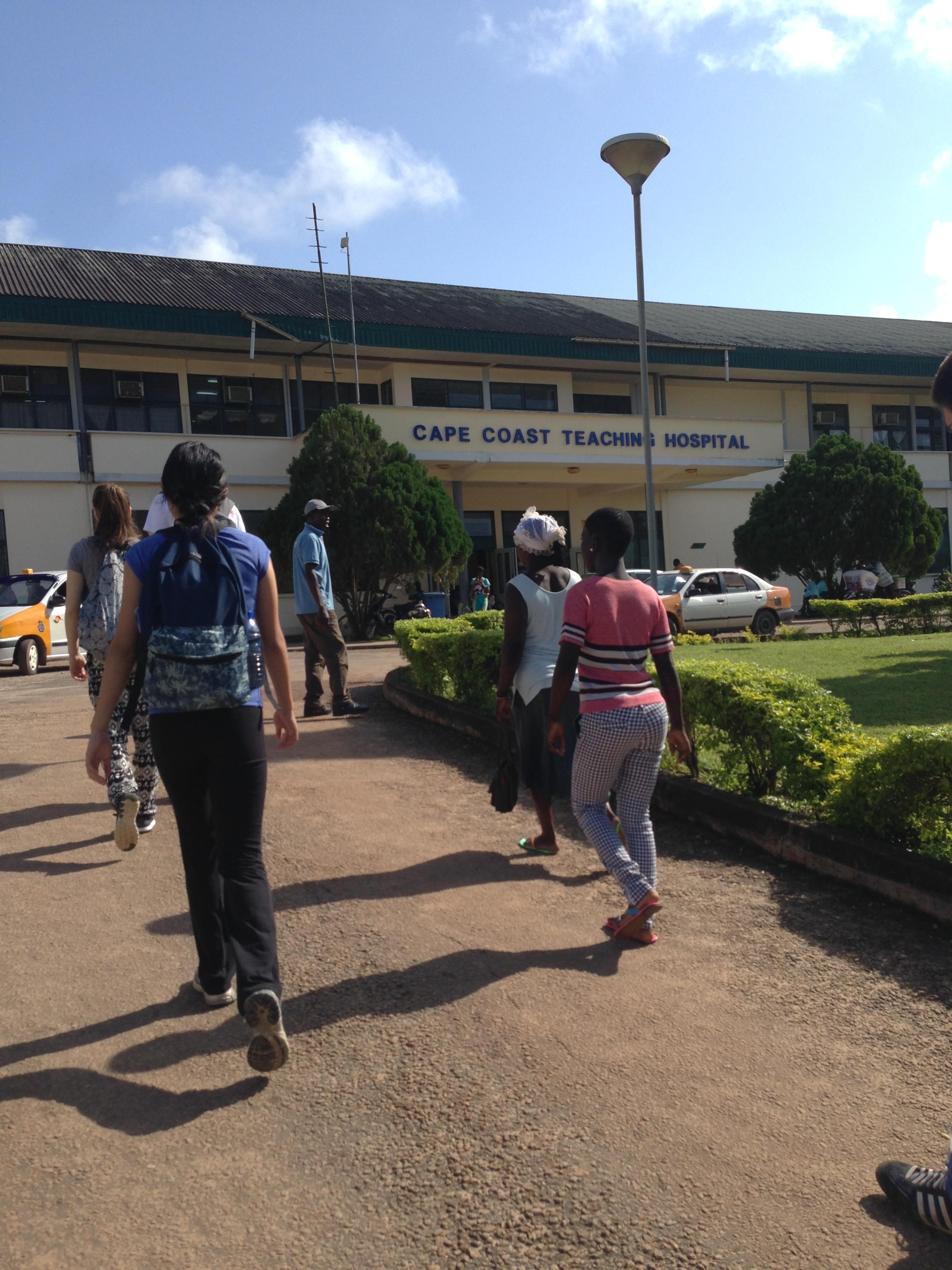 Hospital universitario donde realizamos nuestras pasantías de Enfermería en Ghana. Estudiante de enfermería llegando al hospital donde realizará sus prácticas en Ghana.
